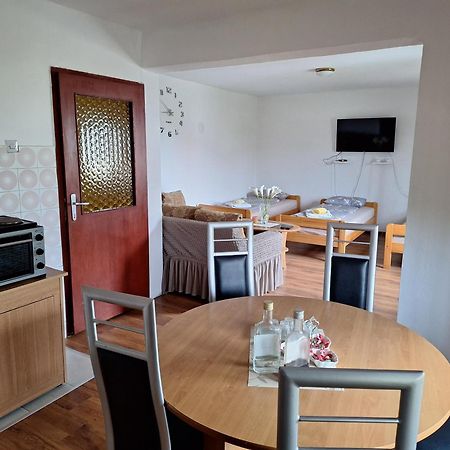 Aki Apartment Drvar Luaran gambar